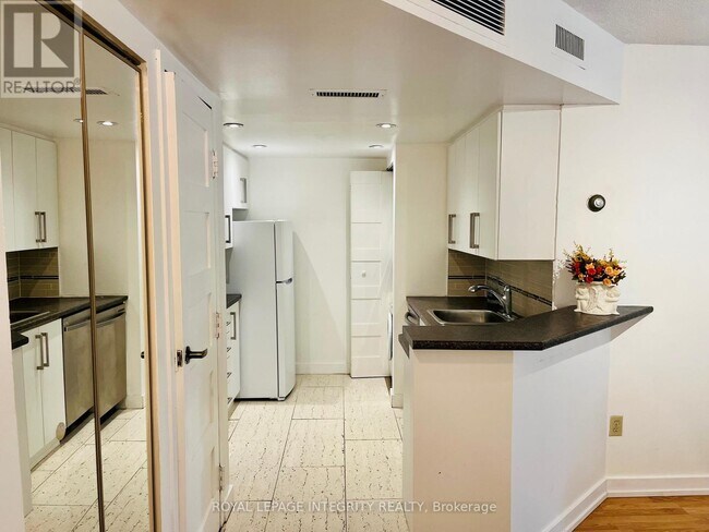 Building Photo - 1001 Bay St.