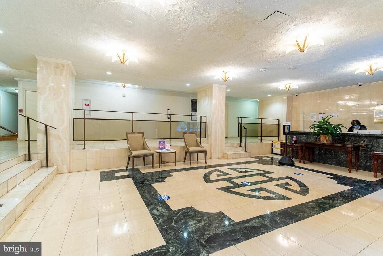 Primary Photo - 1121 Arlington Blvd