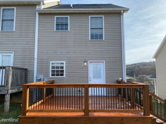 Building Photo - 2 br, 2 bath Townhome - 182 Montvale Rd