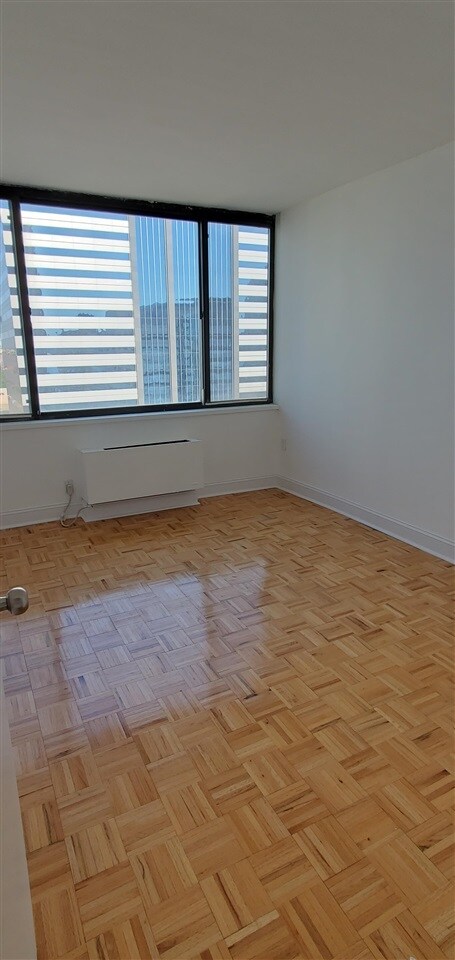 Building Photo - 45 River Dr S
