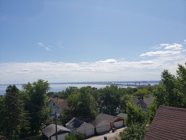 Building Photo - 1120 E 6th St