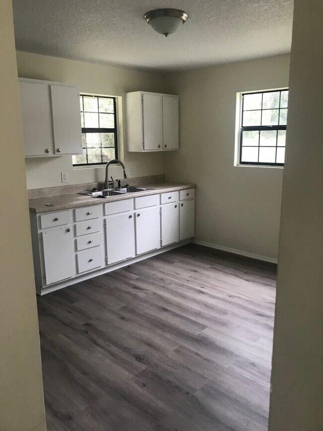 kitchen - 1424 Lewis St