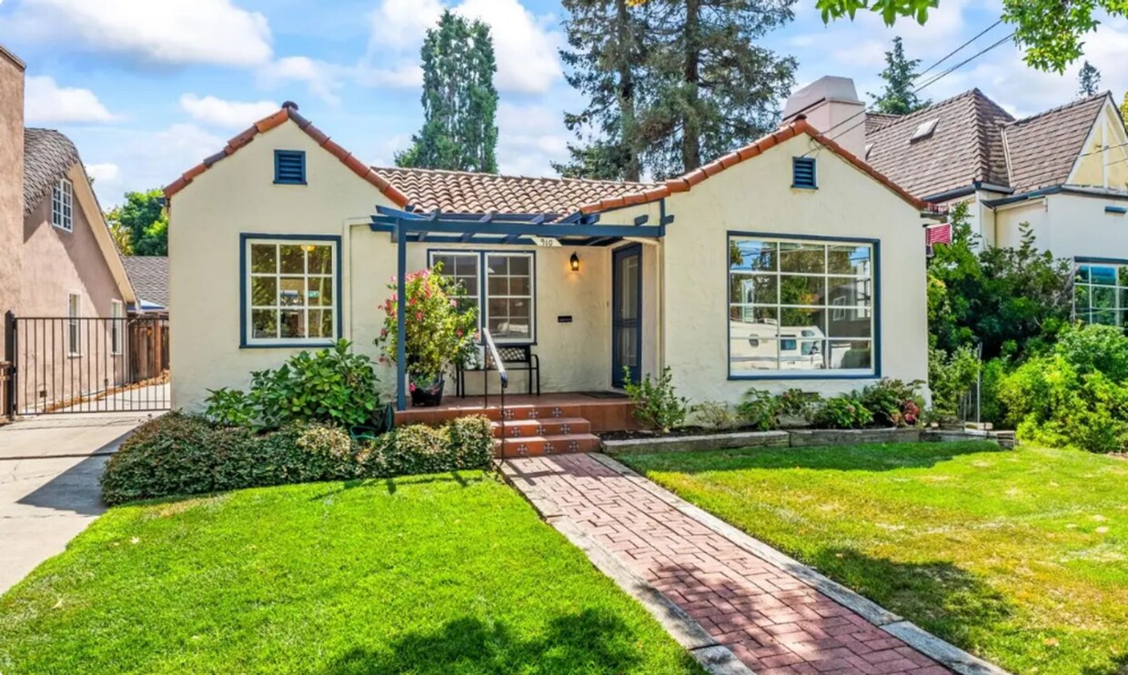 Foto principal - Spacious Two-Bedroom Home Available