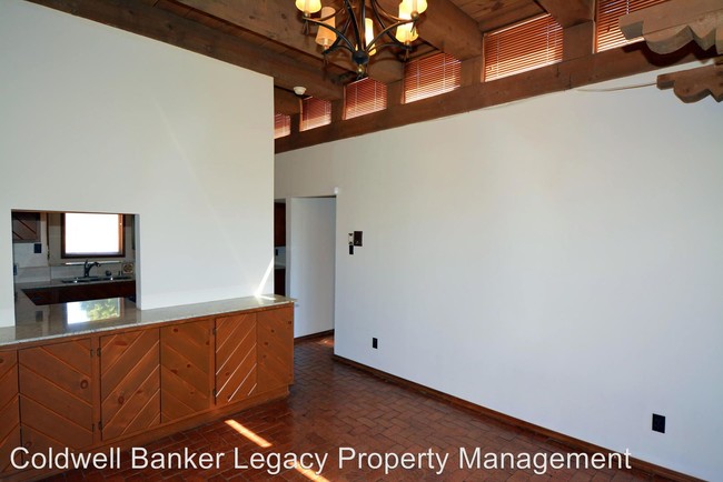 Building Photo - 14015 Sunglow Rd NE