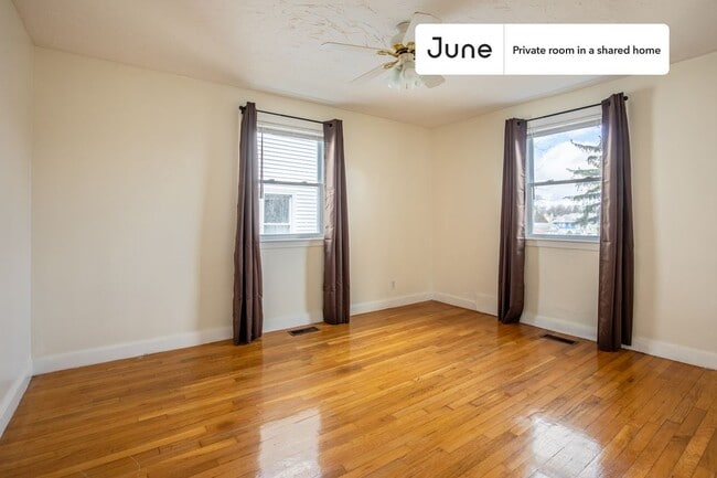 Building Photo - Room in Shared 5 bed/2 bath home