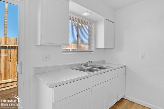 Building Photo - Beautiful 2Bdm 1Ba Apartment with Private ...