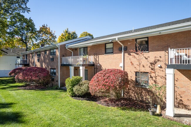 Foto del edificio - The Linden Apartments: In-Unit Washer & Dryer, Heat and Hot Water Included, Cat & Dog Friendly, a...