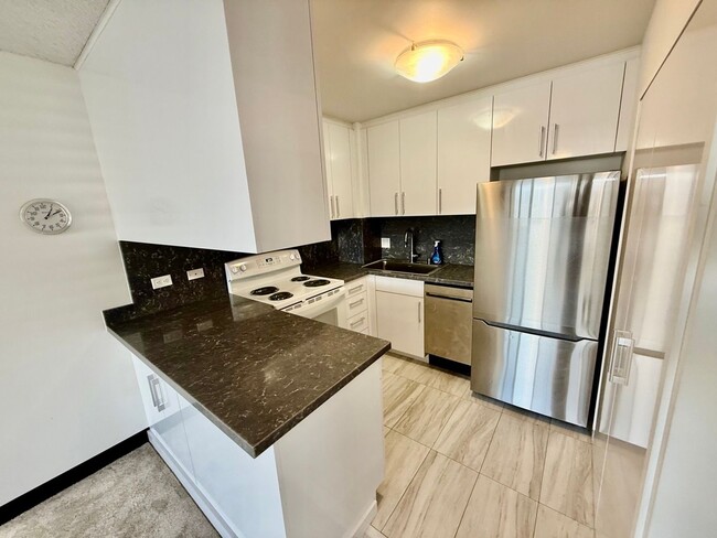 Foto del edificio - Kapiolani Royale – 2BD/2BA/1 Parking – All Utilities Included