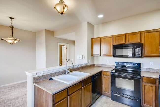 Building Photo - $2170 | 3BR / 3.5BA | Pet Friendly Townhou...