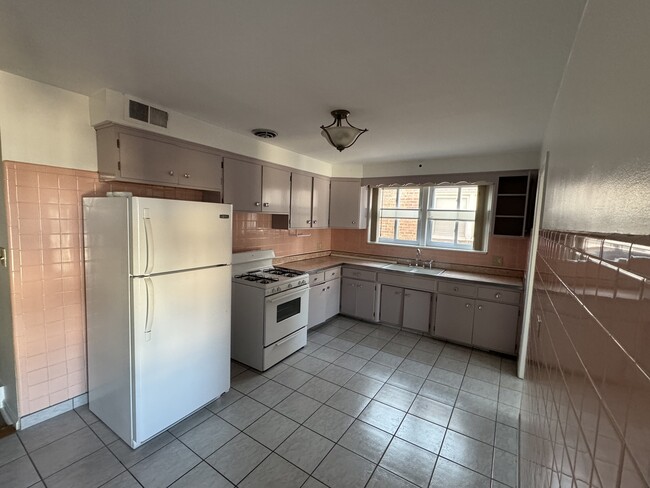 Building Photo - 5746 N Kimball Ave