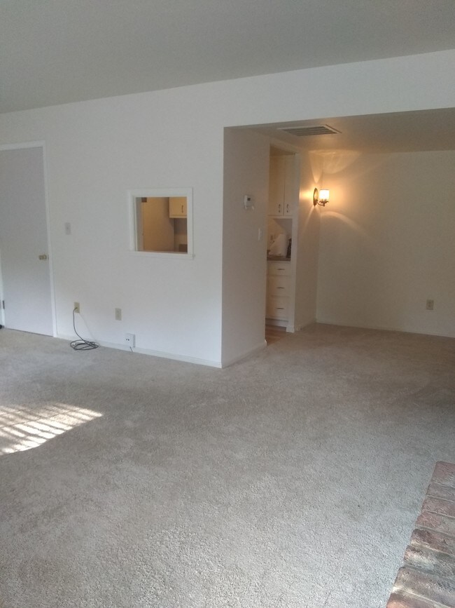 Building Photo - 7055 Carriage Hill Dr