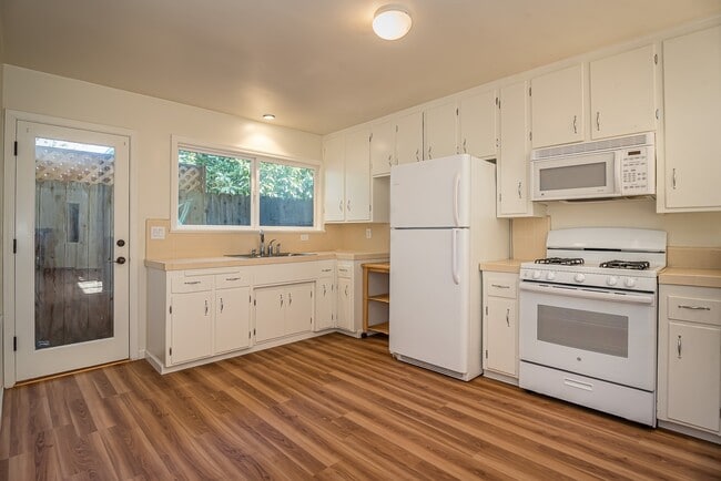 Building Photo - Charming 2 bedroom home in Cuesta by the sea