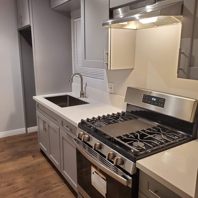Kitchen: New Stove - 1860 S Curson Ave