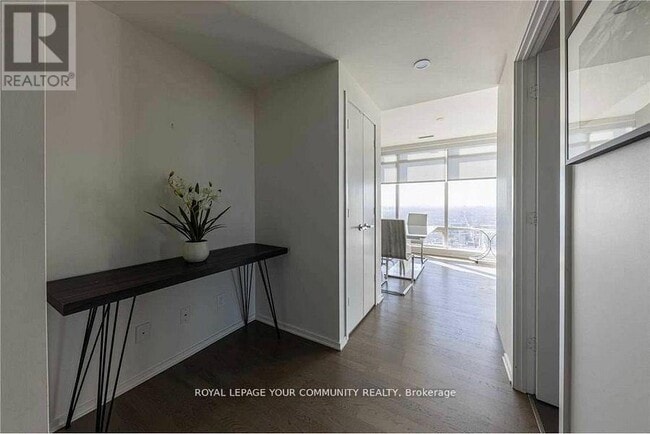 Photo du bâtiment - 1 Bloor St E