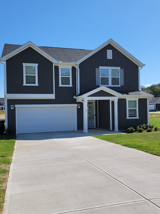 Foto principal - 645 Thomas Gage Dr