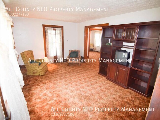 Building Photo - 2 Bedroom 1 Bath home in Akron!