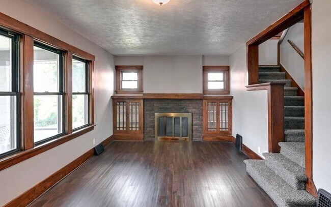 Foto del edificio - Beautiful & Spacious 3 Bedroom, 2 Bathroom Home in South Omaha – 1,872 Sq Ft