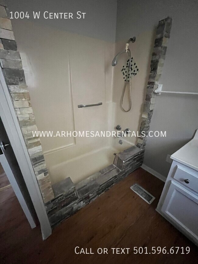 Building Photo - 1004 W Center St | $895 | 2 beds, 1 full b...