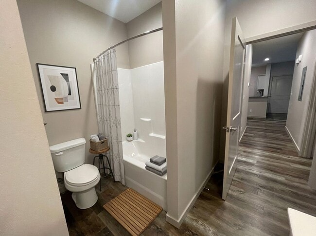 Building Photo - 2 Bedroom 2 Bath Garden Level Lakeside Apartment for rent in  Branson, MO - Offering Flexible Lea...