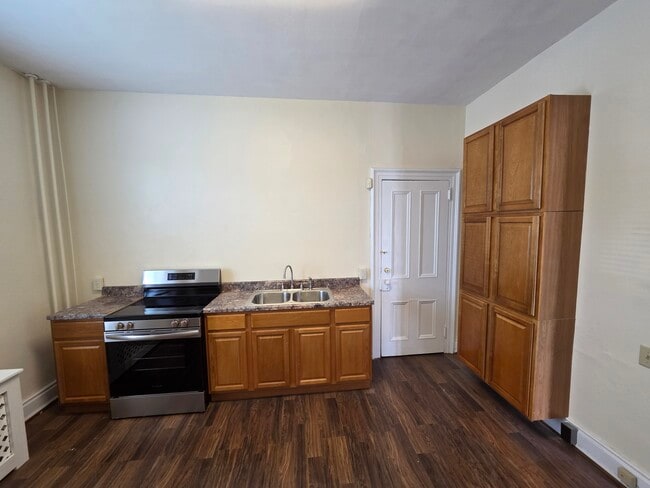 Building Photo - 806 13th St