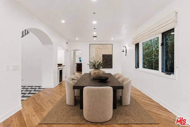 Foto del edificio - 1200 N Doheny Dr