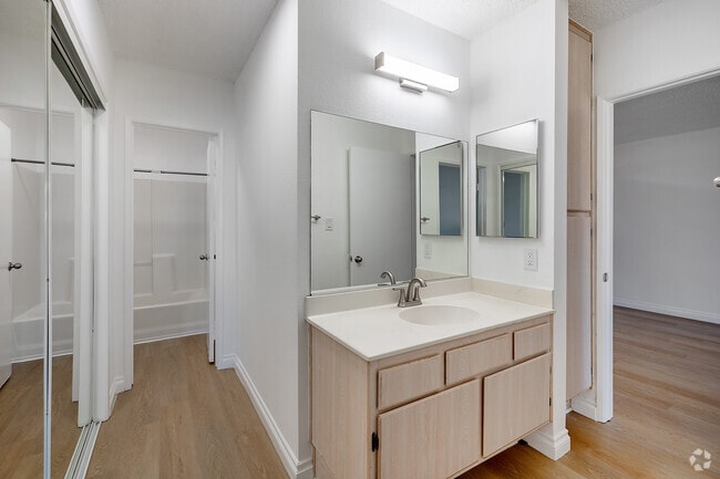 1BR, 1BA - 561SF - Bathroom - Casa Patrina Apartments