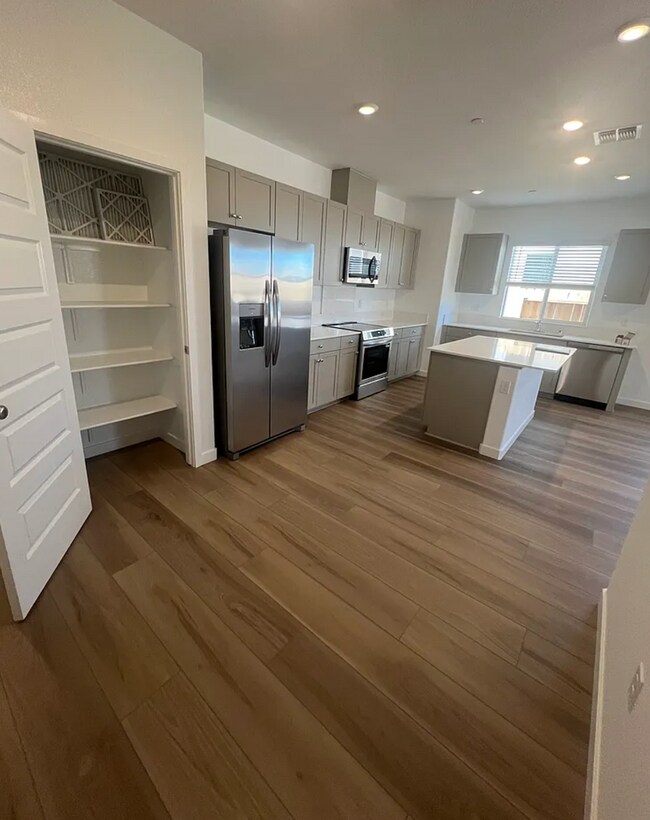 Foto del edificio - Honey - I'm Home!  BRAND NEW *Elk Grove" 3/2 (Solar).  Please view ENTIRE ad for viewings