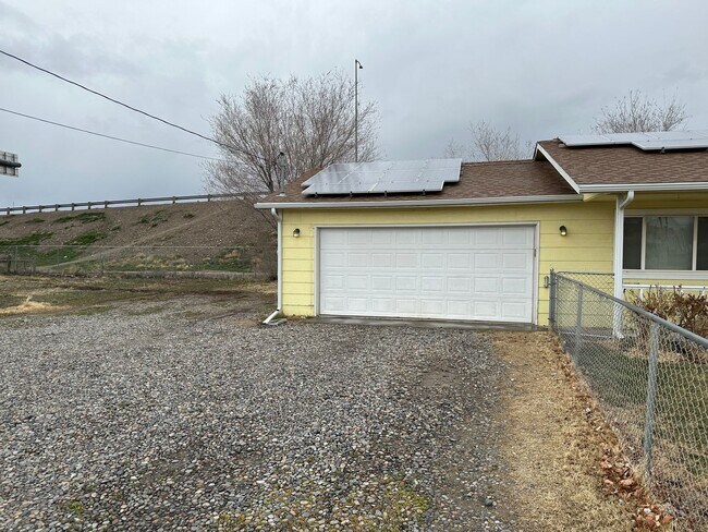 Building Photo - 3 bed 1 3/4 Bath 2 car garage