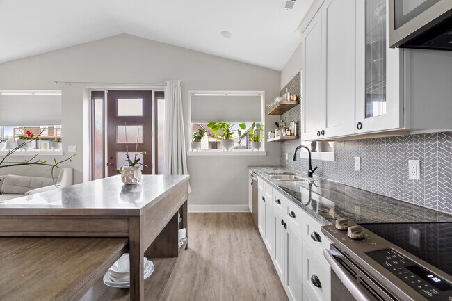 Building Photo - 918 St Peter St