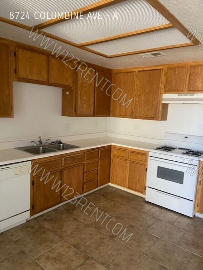 Foto del edificio - 8724 Columbine Ave