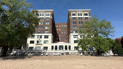 Building Photo - 1205 W Sherwin Ave