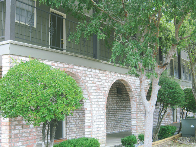 Building Photo - Spanish Oaks Apartments