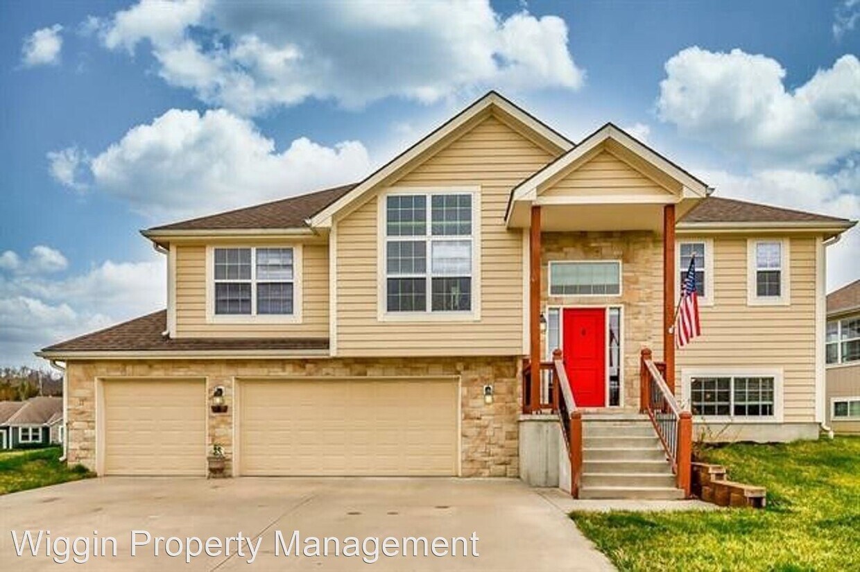 4 br, 3 bath House 930 S 17th St House Rental in Leavenworth, KS