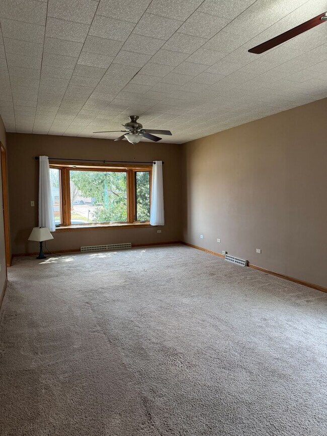 Building Photo - 3 Bed, 2 Bath Home with Garage