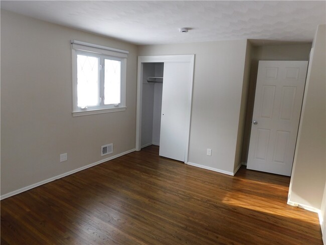 Building Photo - 32 Crystal Spring Ln