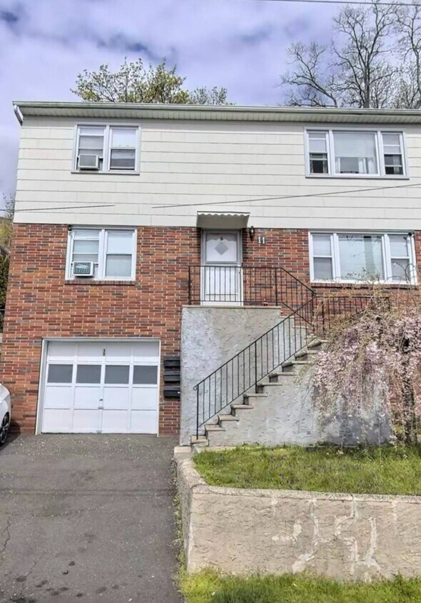 Primary Photo - 11 Putnam Ave