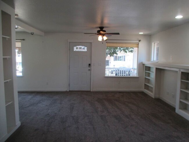 Building Photo - Spacious 3 bedroom 2.5 bathroom Tacoma Cra...
