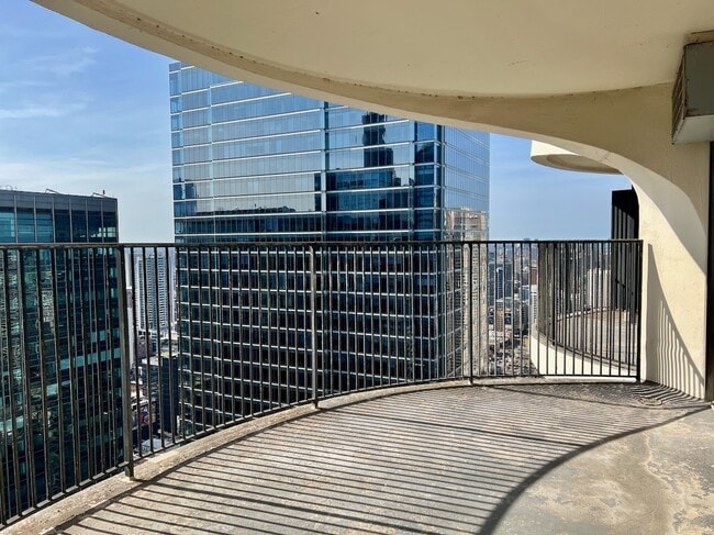 Building Photo - 300 N State St
