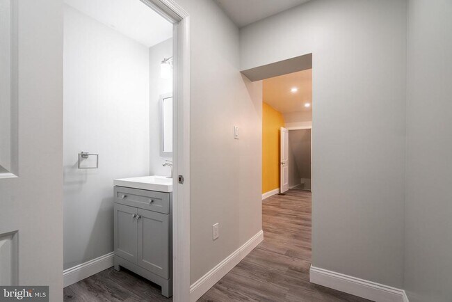 Building Photo - 5439 Larchwood Ave