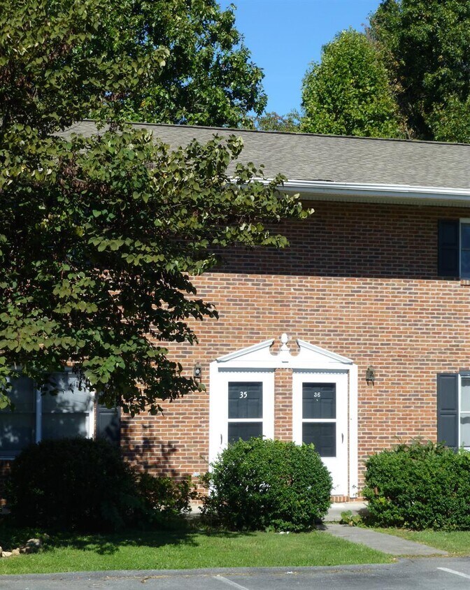 Primary Photo - 270 Hideaway Hills Rd