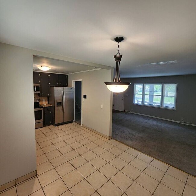 Building Photo - Stylish 3 Bedrooms, 2 1/2 Bathroom, 1 Car ...