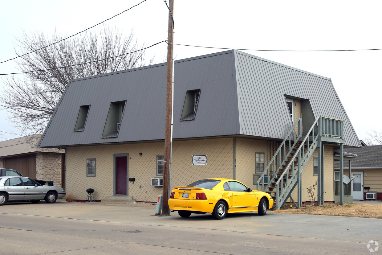 Primary Photo - 104 S Moore Ave