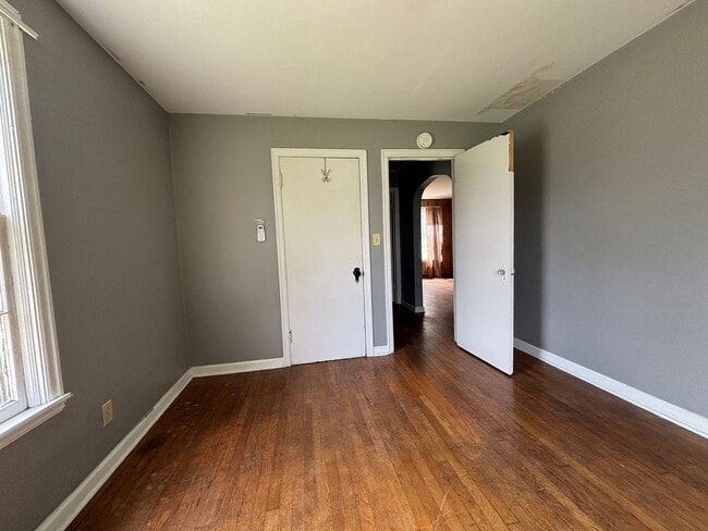 Building Photo - 13 1/2 Dunkard Avenue