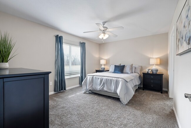 Large Main Bedroom with En-suite Bathroom & Closet - Redwood Pickerington