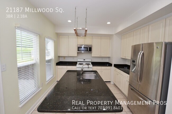 Foto del edificio - Beautifully Updated End Unit Townhouse in ...