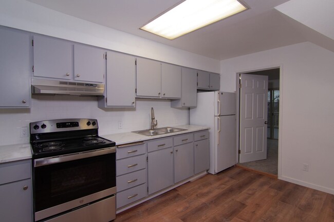Building Photo - 917 E 8th Ave