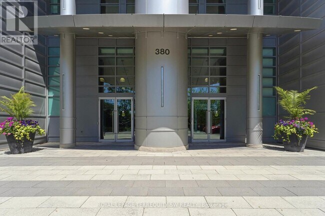 Photo du bâtiment - 380 Macpherson Ave