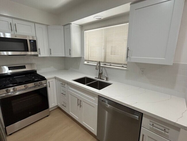 Foto del edificio - 3155 Montrose Ave
