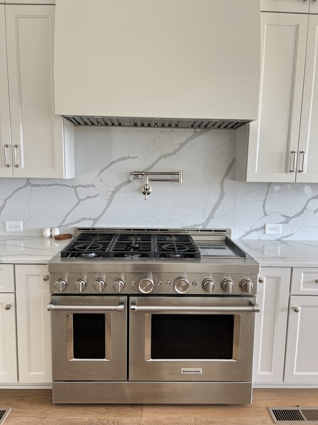 Gas range - 5566 Hardeman Springs Blvd