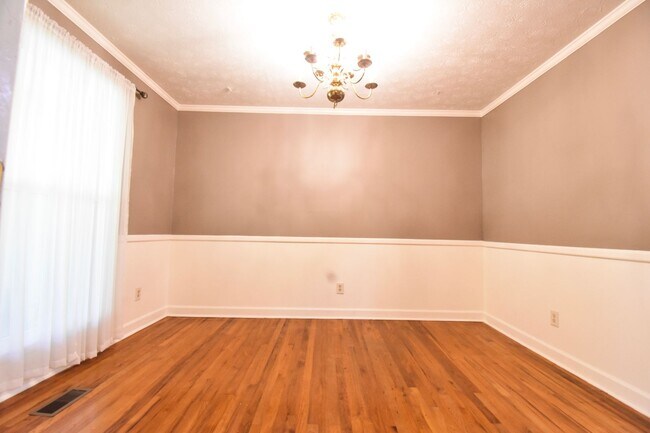 Foto del edificio - 3 Bedroom 2 Bathroom Home- Pets Considered